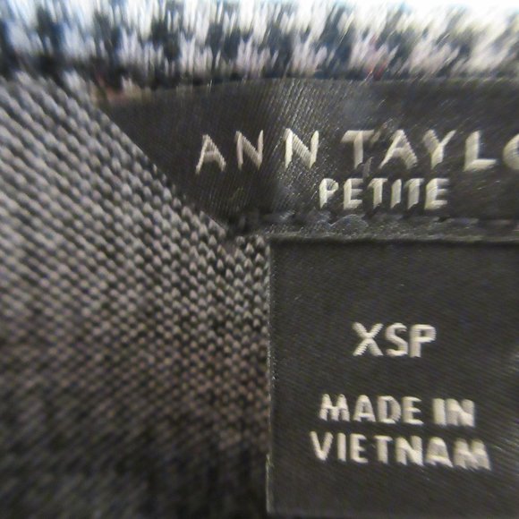 Ann Taylor Petites Grey n White Houndstooth Fleck Fitted Knit Top, size 4 - Picture 2 of 12